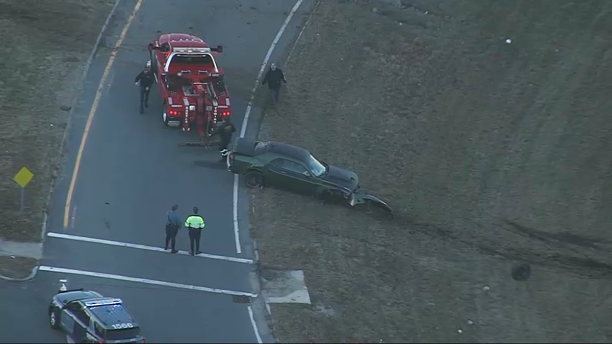两人逃离警方追捕，在马萨诸塞州I-95高速公路上发生车祸，全境搜捕进行中。