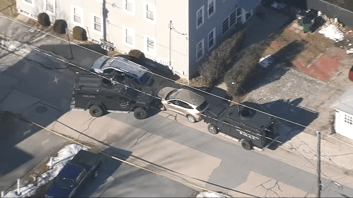 Manchester, NH police standoff at Pine, Plummer streets – NBC Boston