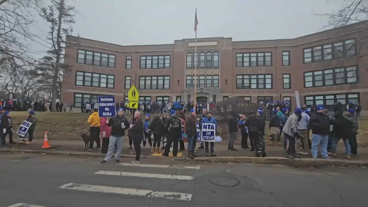 Newton mayor, school committee unanimously approve new teacher contract