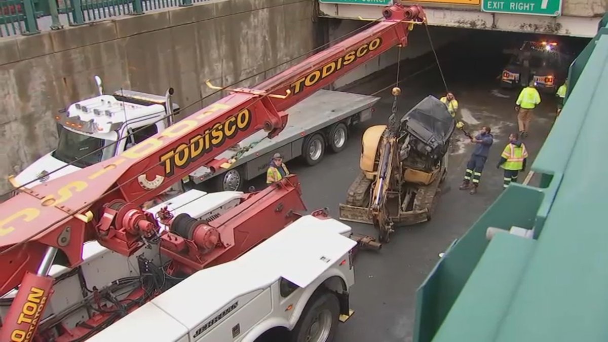 扁平车运输挖掘机撞击斯托罗大道隧道入口