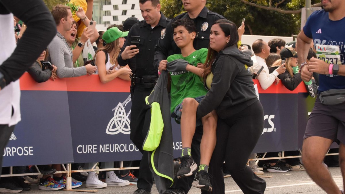 LAPD Sergeant helps carry young runner to LA Marathon finish NBC Boston