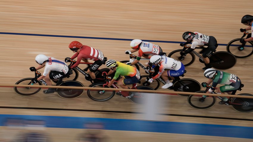 Multiple riders compete in the women's omnium