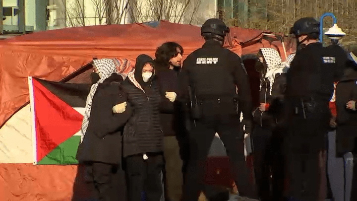 Policja i protestujący ścierają się ze sobą w propalestyńskim obozie na Uniwersytecie Northeastern, sobota, 27 kwietnia 2024 r.