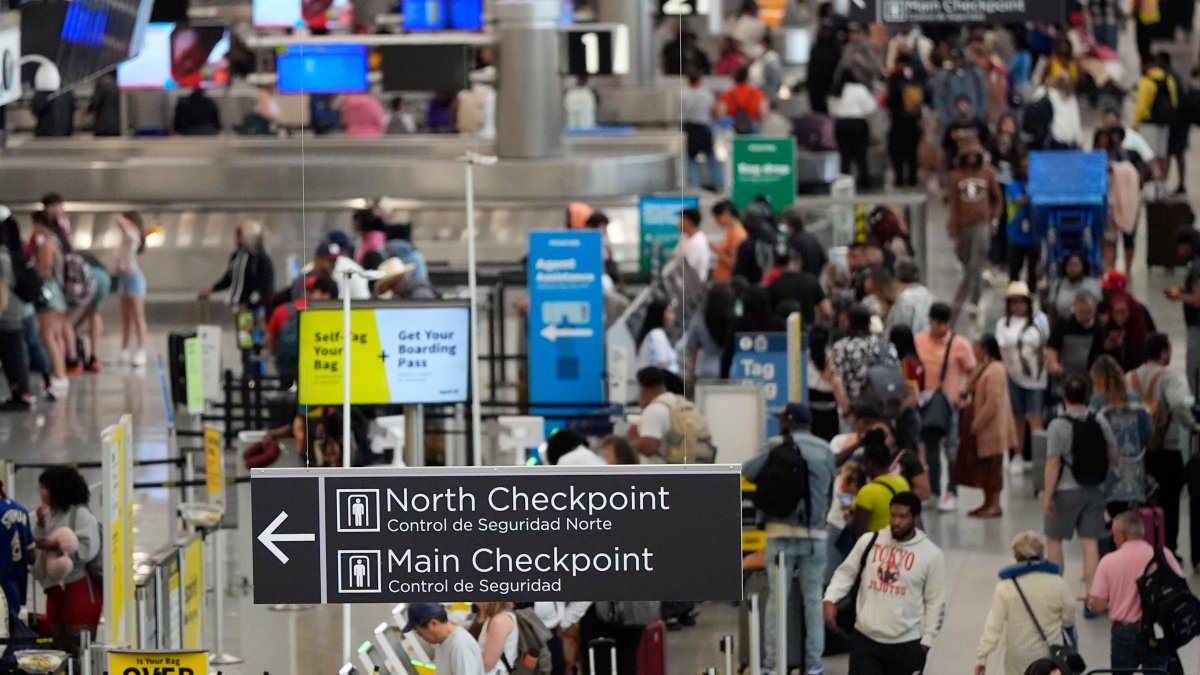 Record number of travelers screened at US airports ahead of Memorial