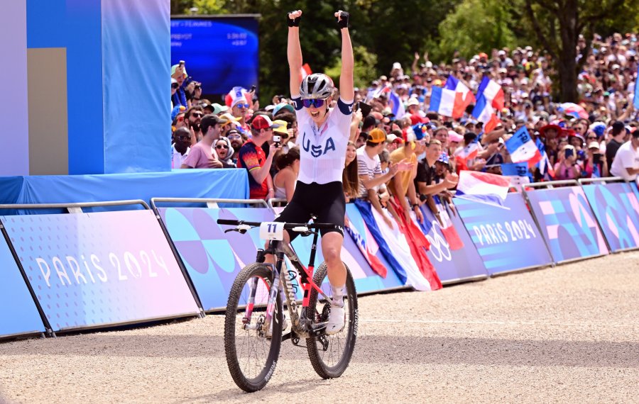 American Haley Batten celebrates as she crosses the finish line at the women's cross-country cycling race