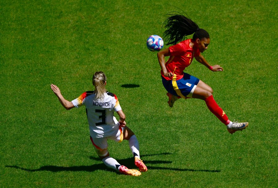 Spain's forward #09 Salma Paralluelo fights for the ball with Germany's defender #03 Kathrin Hendric