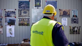 Employees of the State Archaeological Office have hung pictures of finds from a construction trailer during a main archaeological investigation on the Northvolt site. 