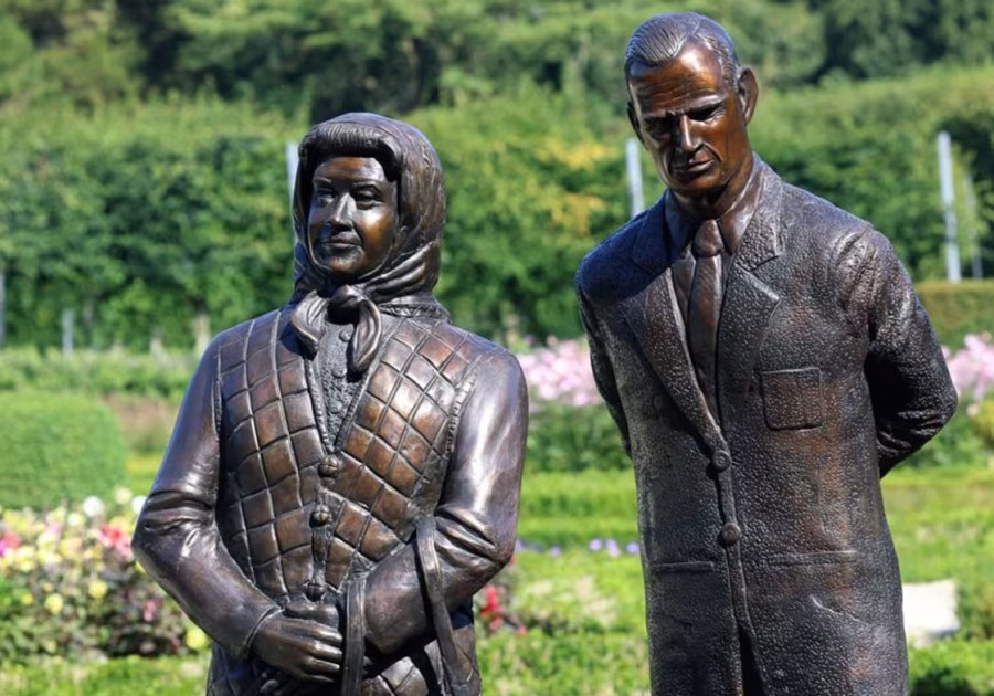 Queen Elizabeth II statue