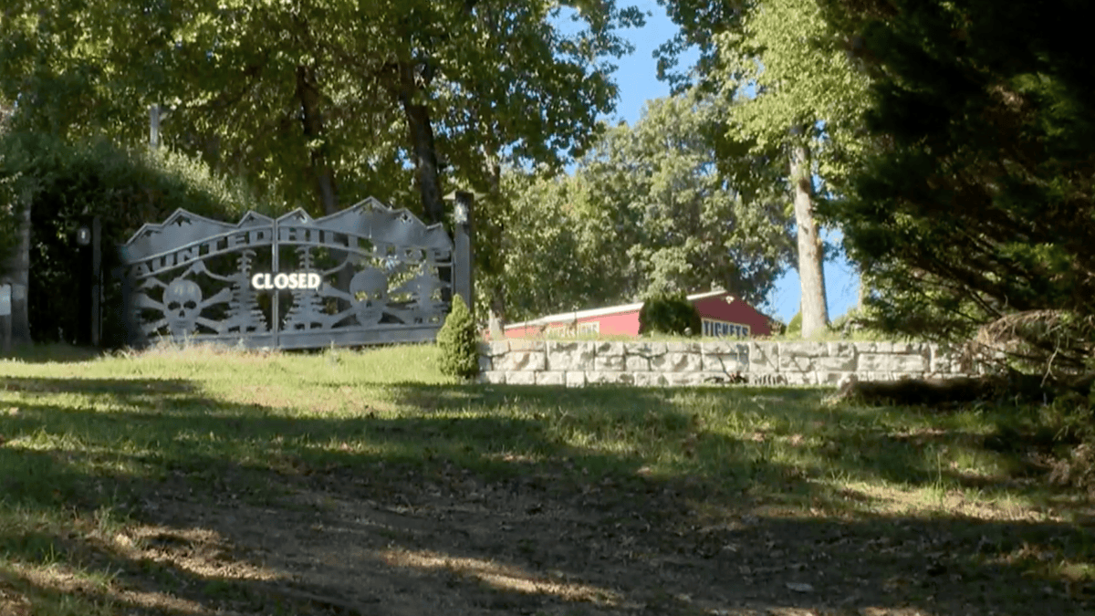 12-year-old boy killed after falling off haunted hayride in Tennessee ...