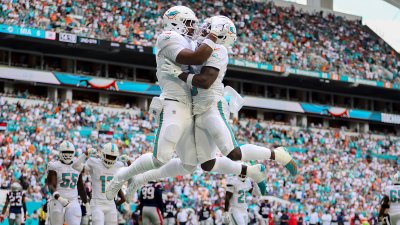 Dolphins tight end Jonnu Smith and wide receiver Tyreek Hill