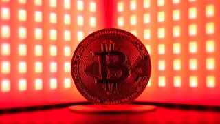 Bitcoin falls 9%, dropping below $93,000 as sell-off intensifies