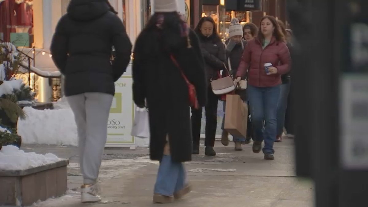 Boston shoppers brave bitter cold to get last-minute gifts on Newbury Street