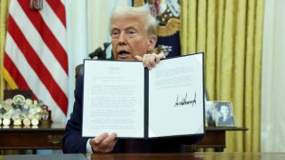 U.S. President Donald Trump holds a signed executive order on cryptocurrencies in the Oval Office of the White House, in Washington, U.S., January 23, 2025. REUTERS/Kevin Lamarque