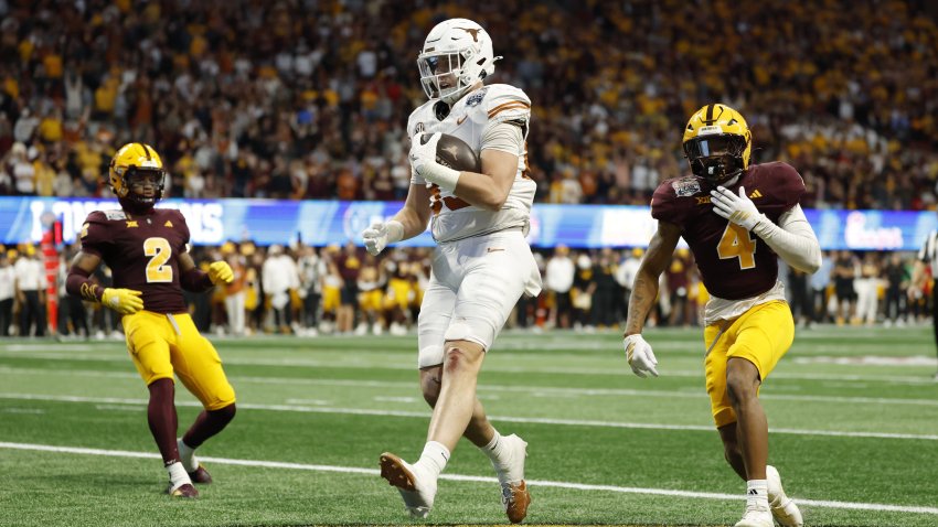 Texas tight end Gunnar Helm scores a touchdown in the Peach Bowl