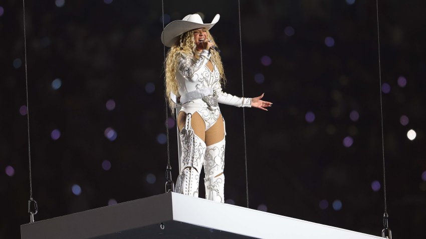 Beyoncé performs