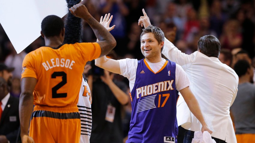 Eric Bledsoe high fives fan Tim Boven