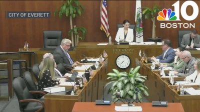 Everett City Council votes no confidence in mayor