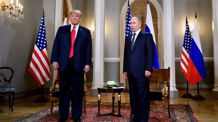 US President Donald Trump (L) and Russia's President Vladimir Putin