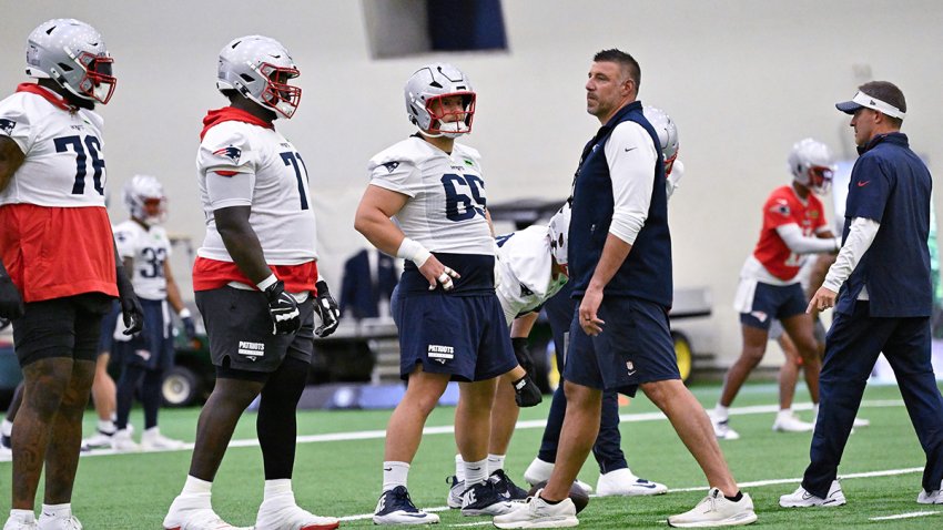 Patriots head coach Mike Vrabel and the offensive line