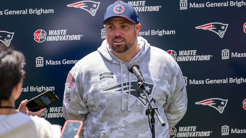 Patriots inside linebackers coach Zak Kuhr