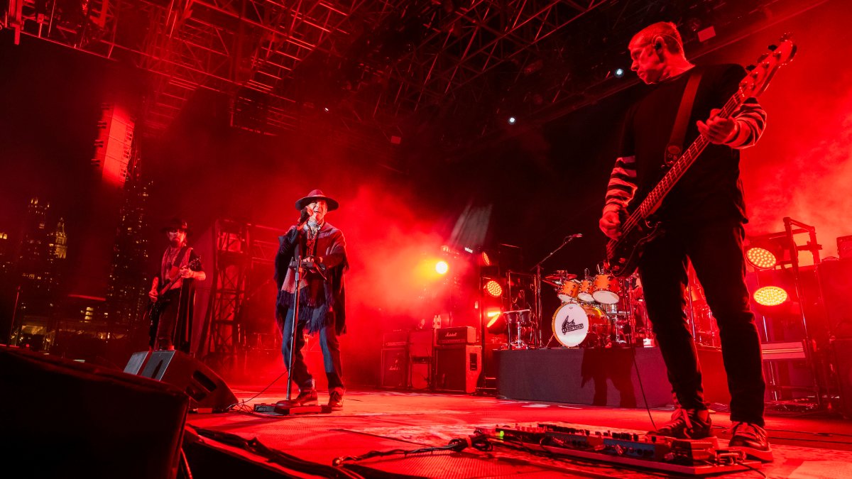 Jane’s Addiction bandmates sue each other over tour-ending fight – NBC ...