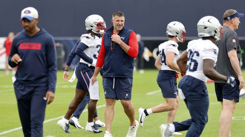 FOXBOROUGH, MA – JUNE 09: New England Patriots head coach Mike Vrabel looks on during quarterback drills during New England Patriots Minicamp on June 9, 2025, at Gillette Stadium in Foxborough, Massachusetts. (Photo by Fred Kfoury III/Icon Sportswire via Getty Images)