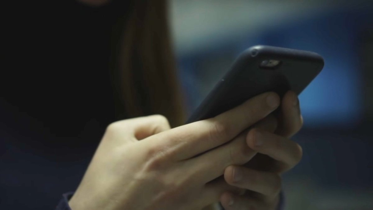 Mass. school cellphone ban bill advances in Senate, Healey speaks – NBC ...