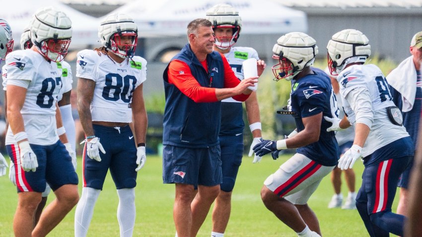 Patriots head coach Mike Vrabel