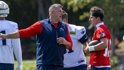 Patriots head coach Mike Vrabel and quarterback Tommy DeVito