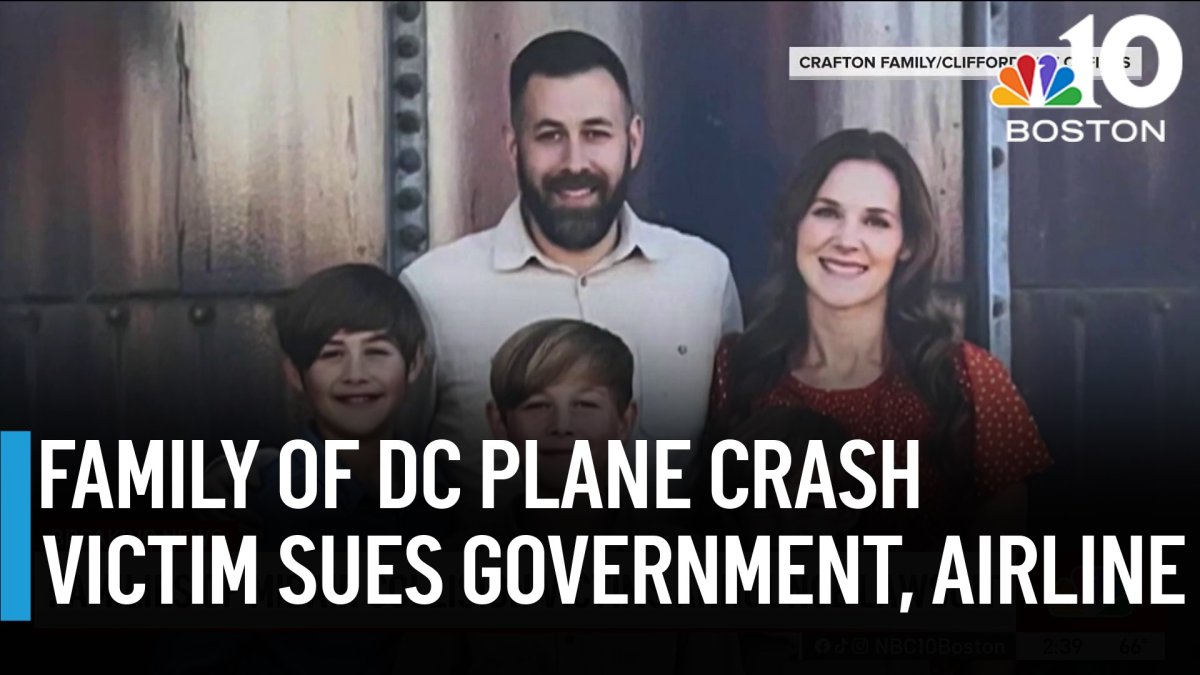 Family of DC plane crash victim announces lawsuit against federal ...