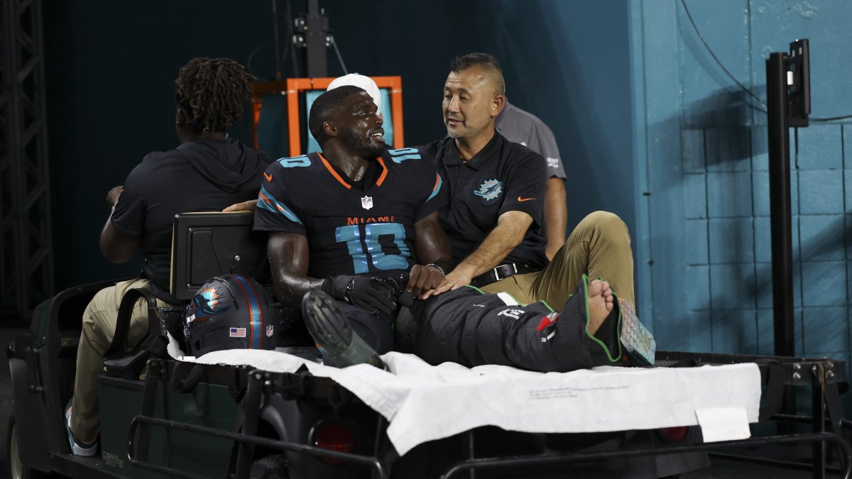 Dolphins’ Tyreek Hill suffers dislocated knee vs. Jets – NBC Boston