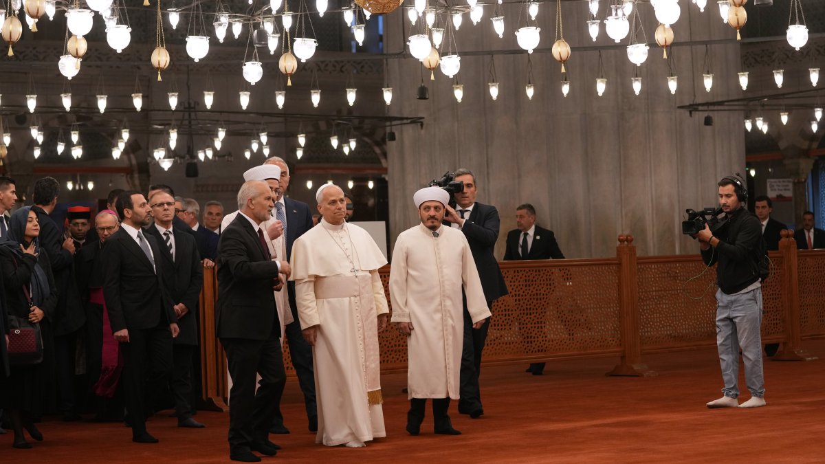 Pope visits Istanbul's Blue Mosque without praying as he focuses on unifying Christians