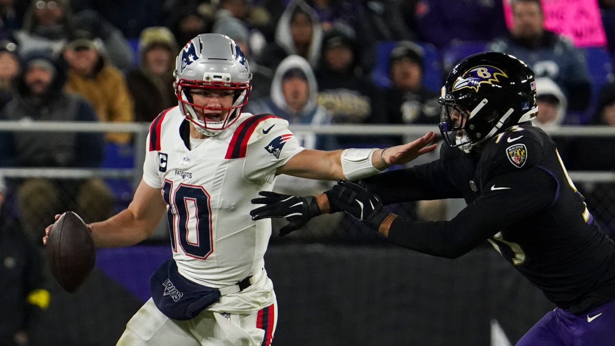 Patriots clinch playoff spot for 1st time since 2021 with thrilling comeback win