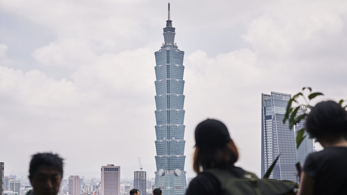 An American is set to climb the Taipei 101 skyscraper with no ropes, live on TV