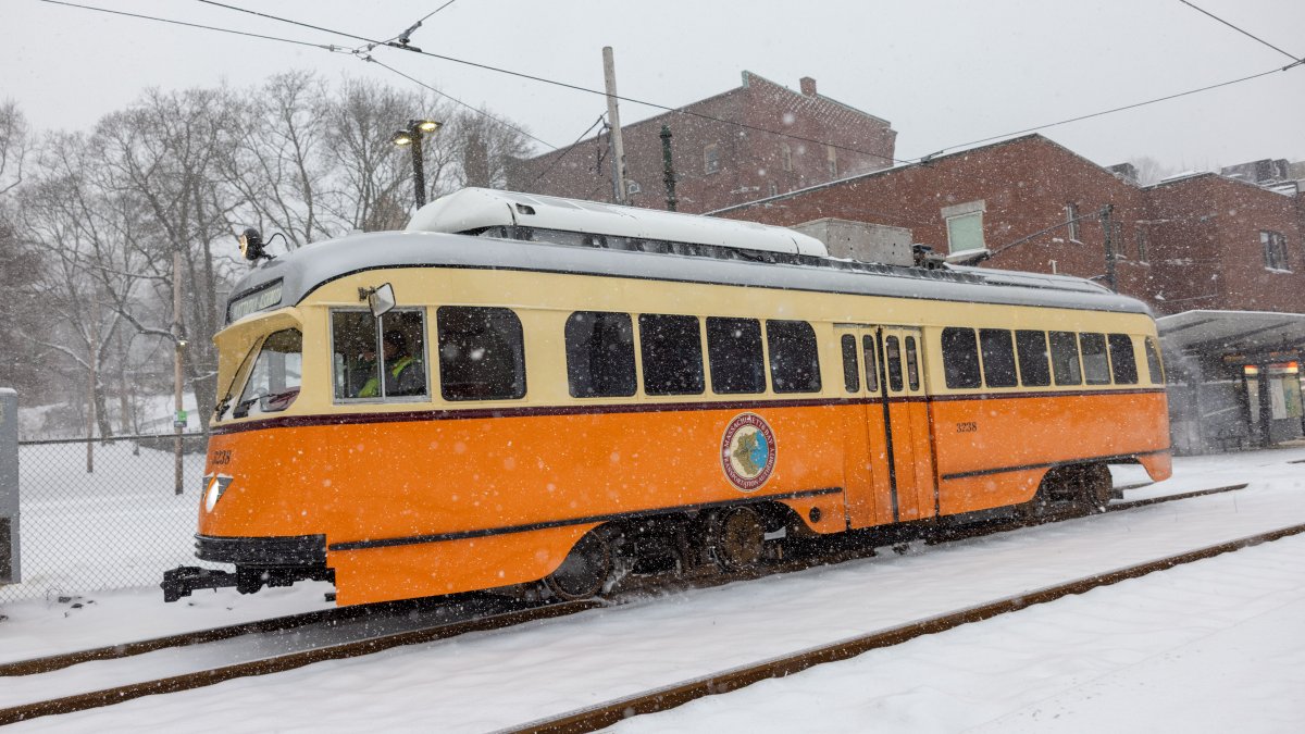 What does travel look like Monday as snow continues?