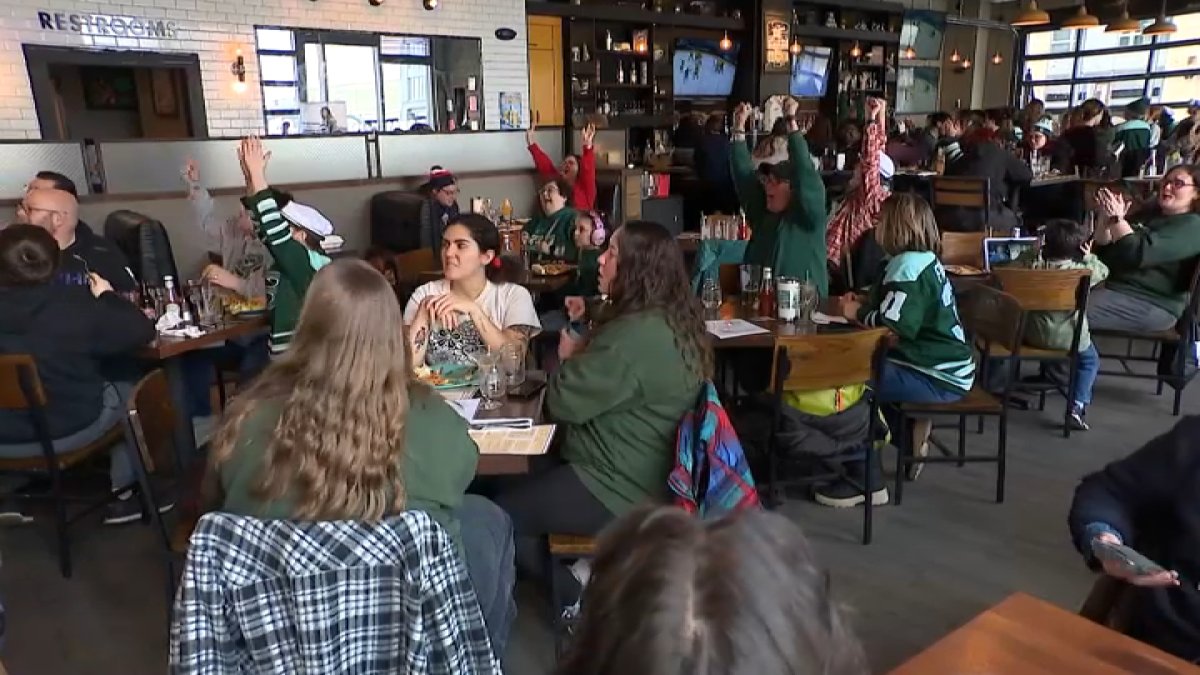 Hockey fans cheer on US women at watch party hosted by Boston Fleet