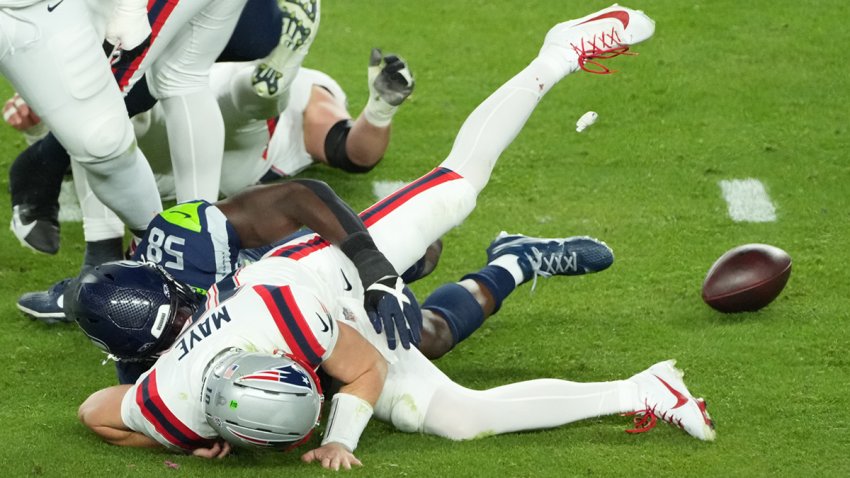 Patriots quarterback Drake Maye fumbles