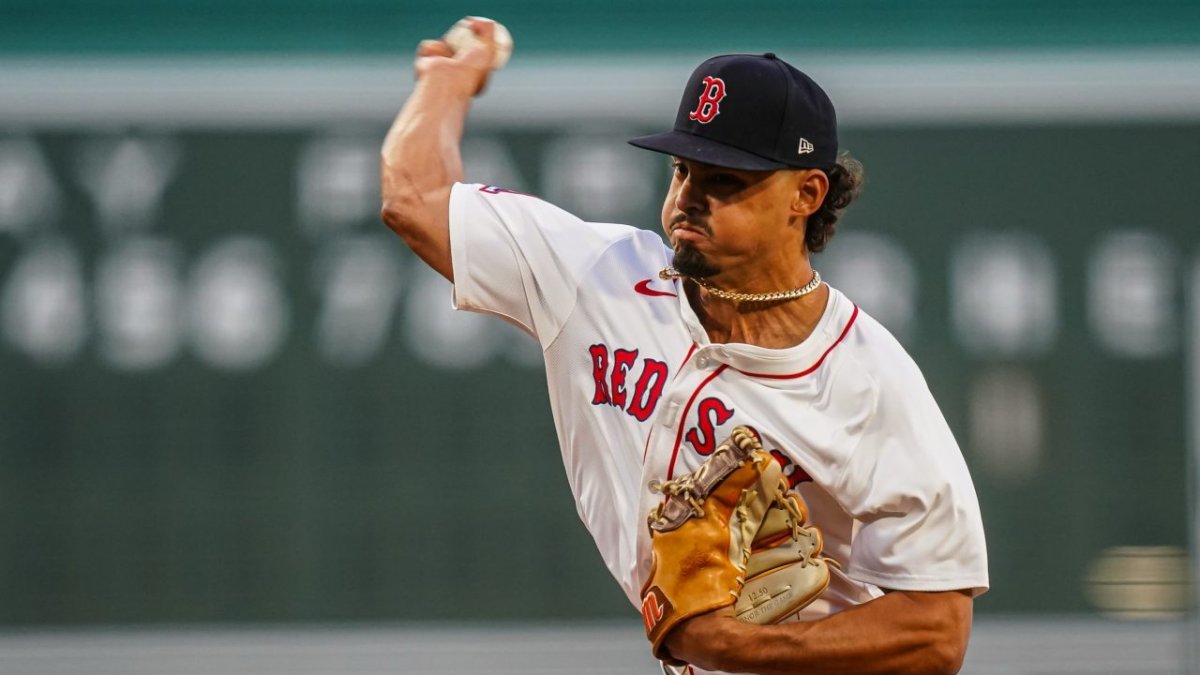 Red Sox trade Jordan Hicks, David Sandlin to White Sox