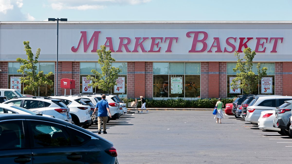 Market Basket names longtime executive, former bagger as new president