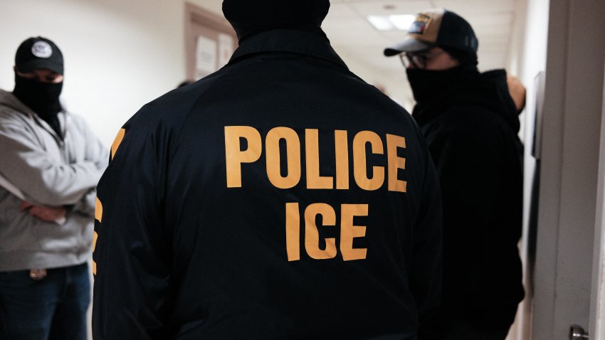 Agentes federales enmascarados, con chaquetas de la policía de ICE, permanecen en un pasillo del Tribunal Federal de Inmigración de la Plaza de Nueva York, dentro del Edificio Federal Jacob K. Javitz en Nueva York, el 17 de marzo de 2026.