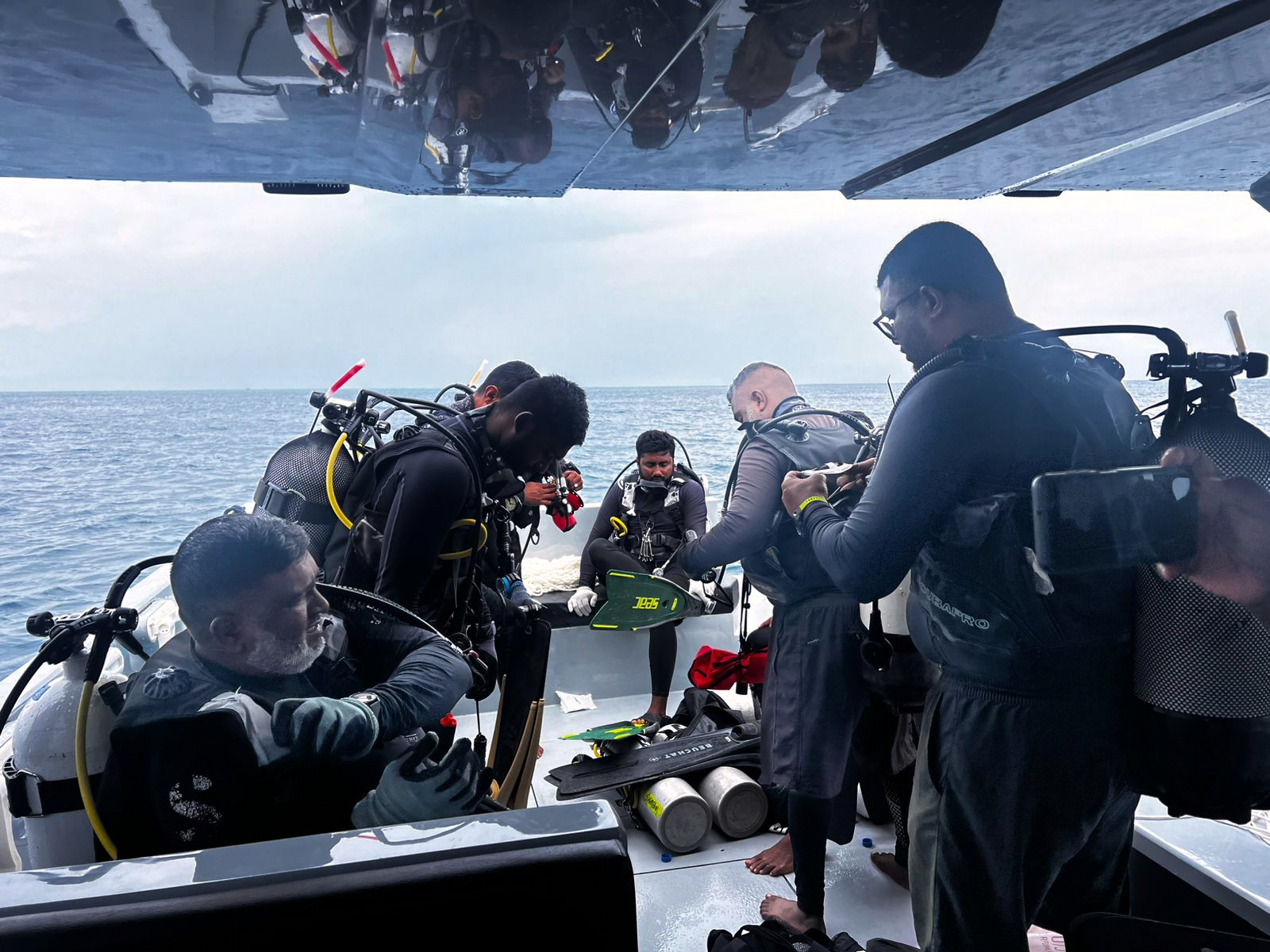 Maldives suspends search for 4 Italians in underwater cave after military diver dies