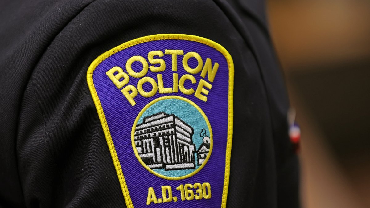 Naked man breaks into Beacon Hill home with resident, kids inside