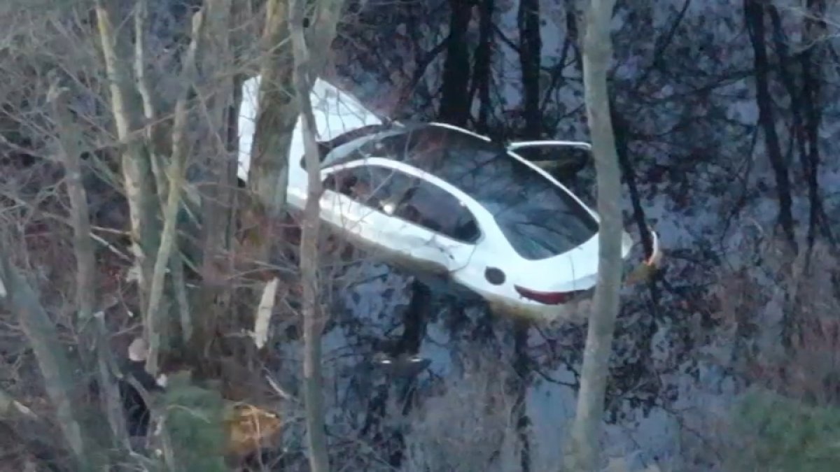 5 people injured in I-93 crash into woods in Milton
