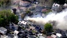 Humo que se eleva desde el incendio de una casa en Lowell, Massachusetts, el martes 5 de mayo de 2026.