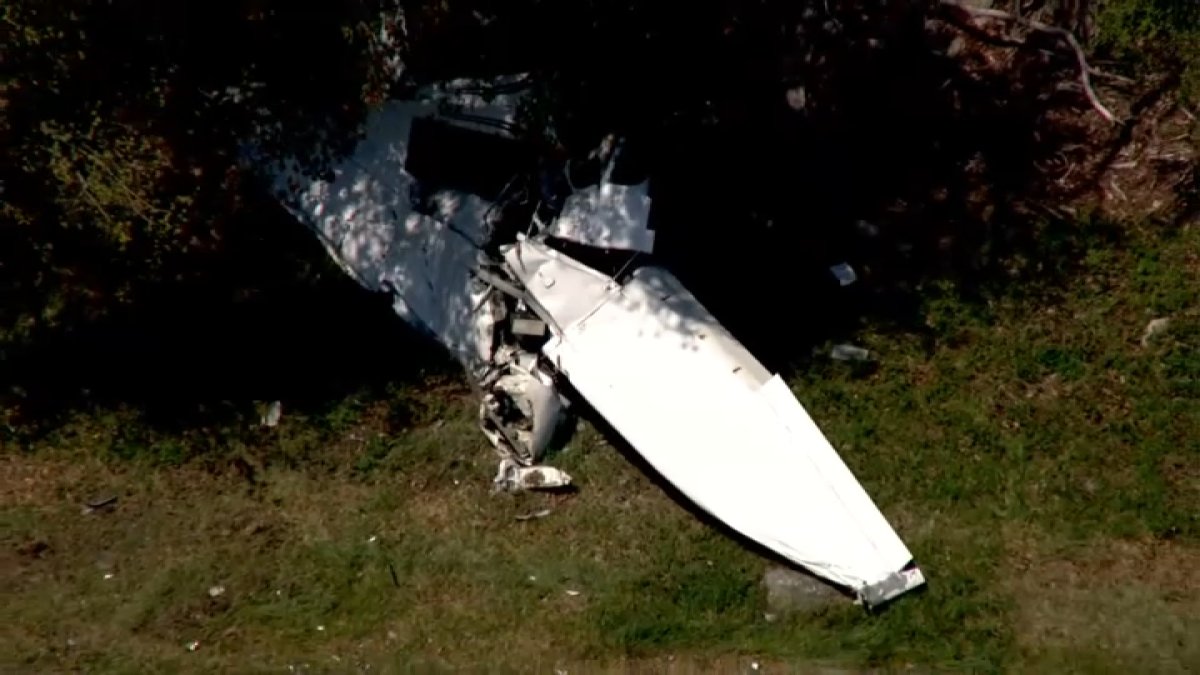 Pilot dies in small plane crash at RI airport