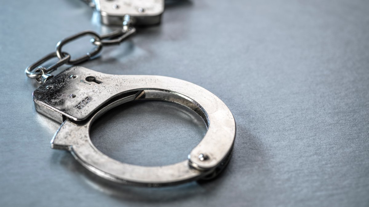 Vt. woman arrested after she returns to scene of stabbings, calls 911