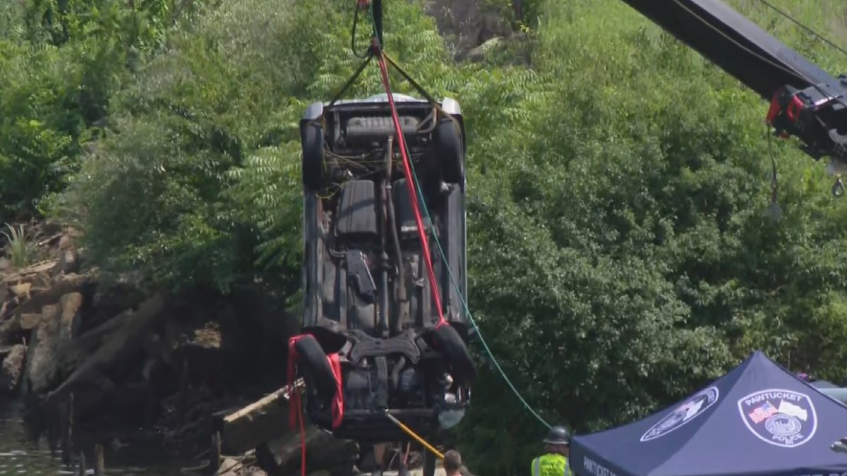 Young girl and 2 adults dead after car goes into Seekonk River