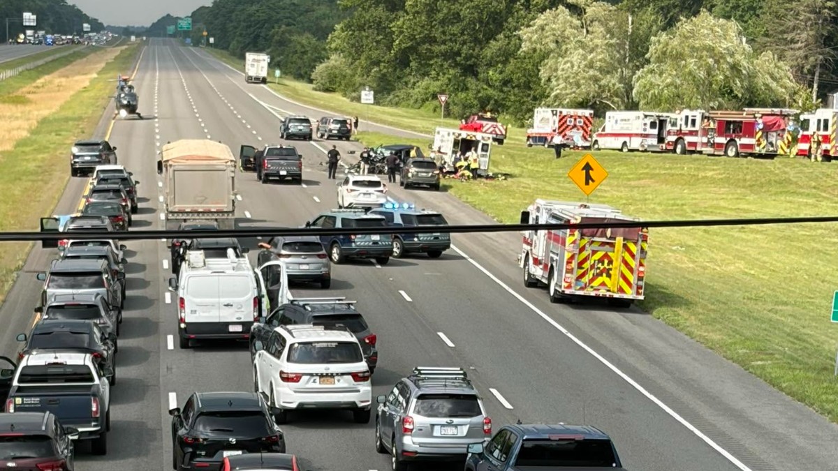 Crash closes I-95 in Newbury