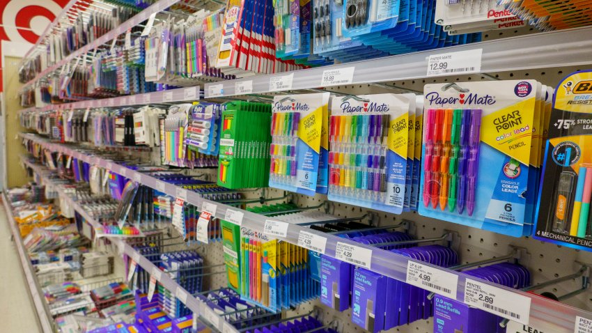 WASHINGTON, D.C. - 4 DE AGOSTO: Bolígrafos, lápices, marcadores y otros artículos de escritura se exhiben a la venta en una tienda Target el 4 de agosto de 2026 en Washington, D.C. (Foto de Kevin Carter/Getty Images)