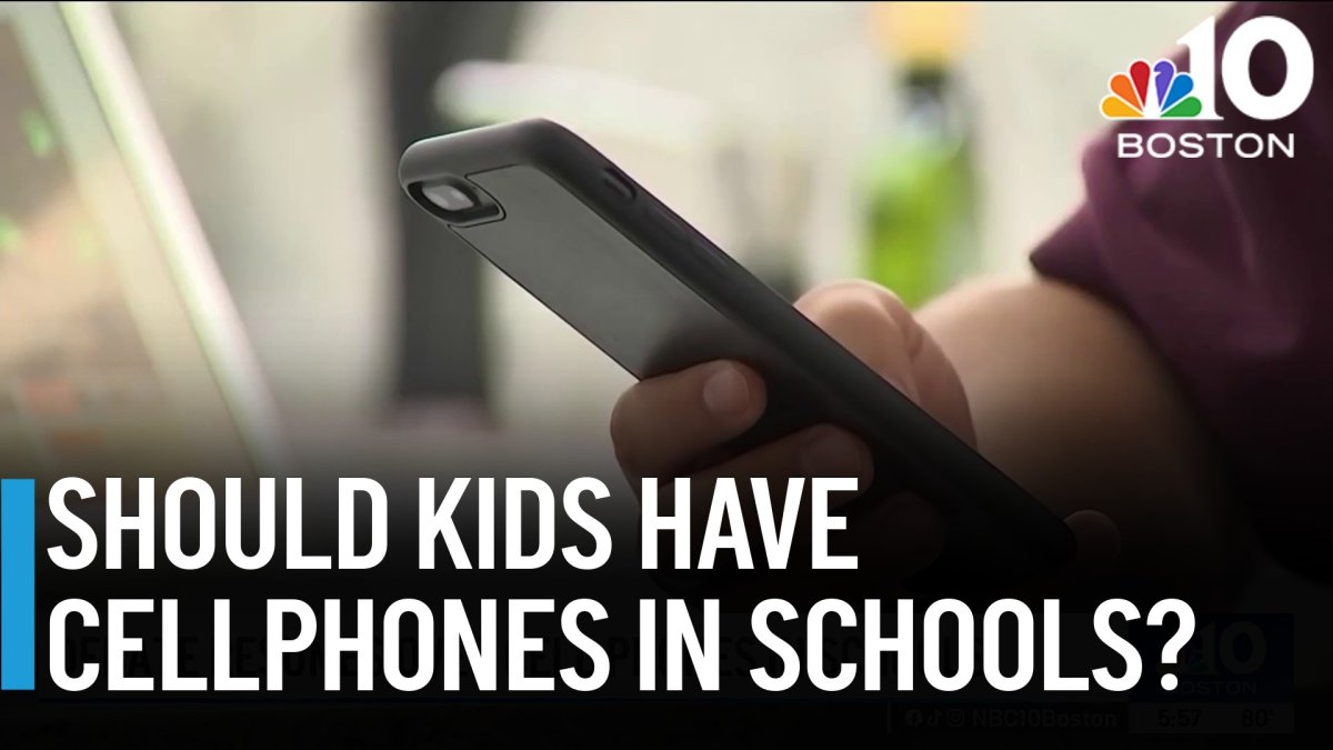 As school begins, debate resumes over cellphones in classes